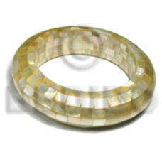 Chunky bangle golden yellow hammershell