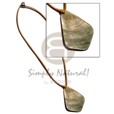 45mm blacklip lip pendant in